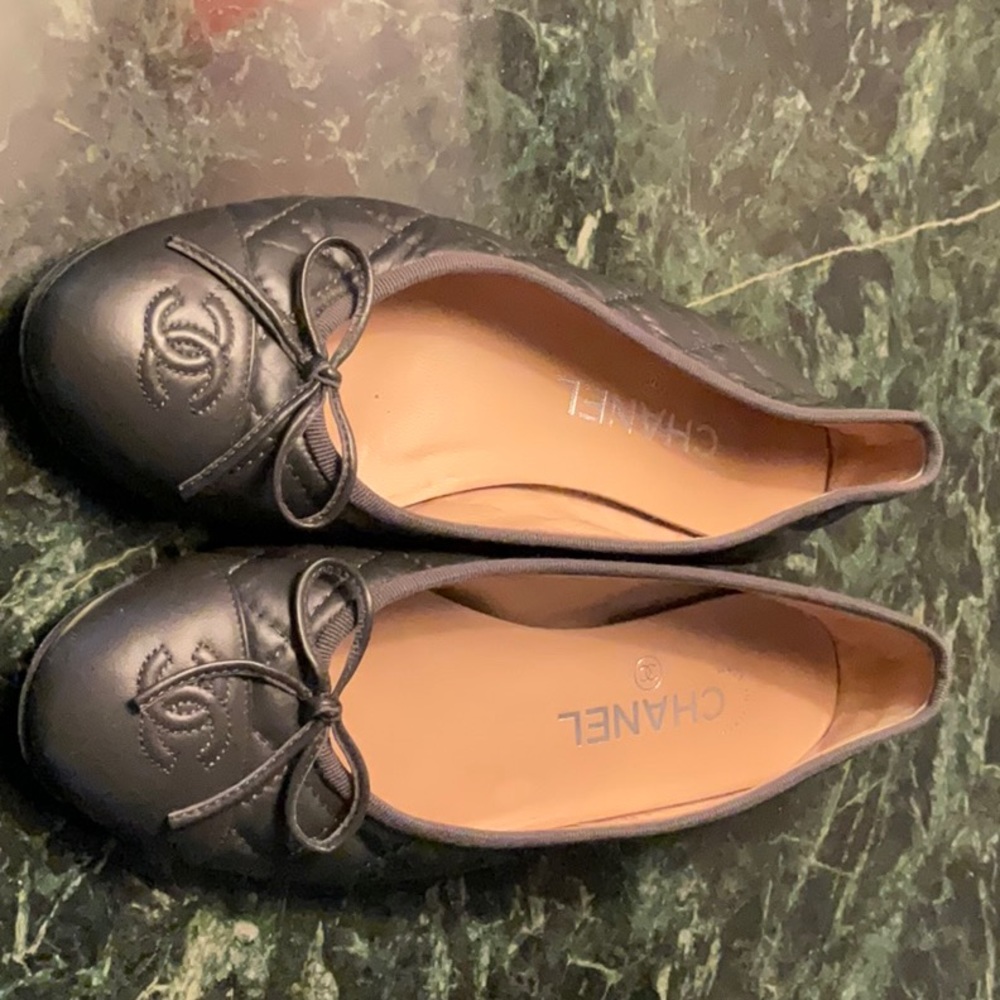 Gray quilted leather Chanel ballet flats size 7 pristine condition
